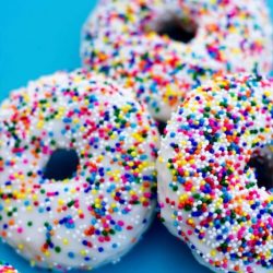 homemade pourable icing- this is an awesome way to get a faux fondant look in minutes! So easy- why didn't I think of this!