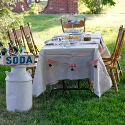 this summer, forget the boring picnics and make it extra special with a few easy to coordinate touches! I LOVE this!
