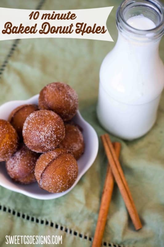 10 minute baked donut holes- you probably have the ingredients on hand! #recipe #doughnut 