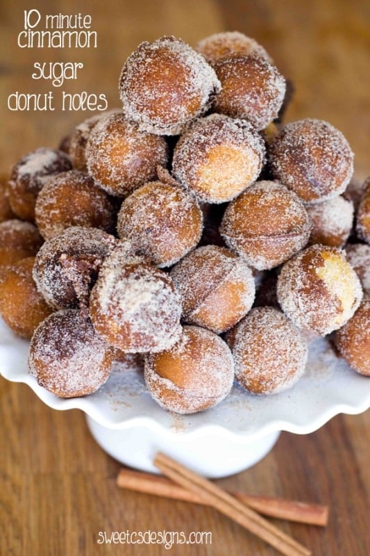 Make delicious cinnamon sugar baked donut holes in 10 minutes! #cake #doughnut #recipe