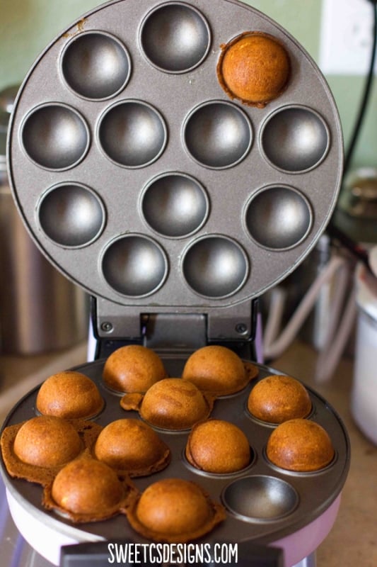 Make #doughnut holes at home in minutes- these are totally addicting and just like a concession stand from sweetcsdesigns.com ! #doughnut #dessert 