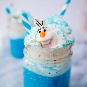 Frozen Olaf cocoa in a mason jar made with white chocolate.