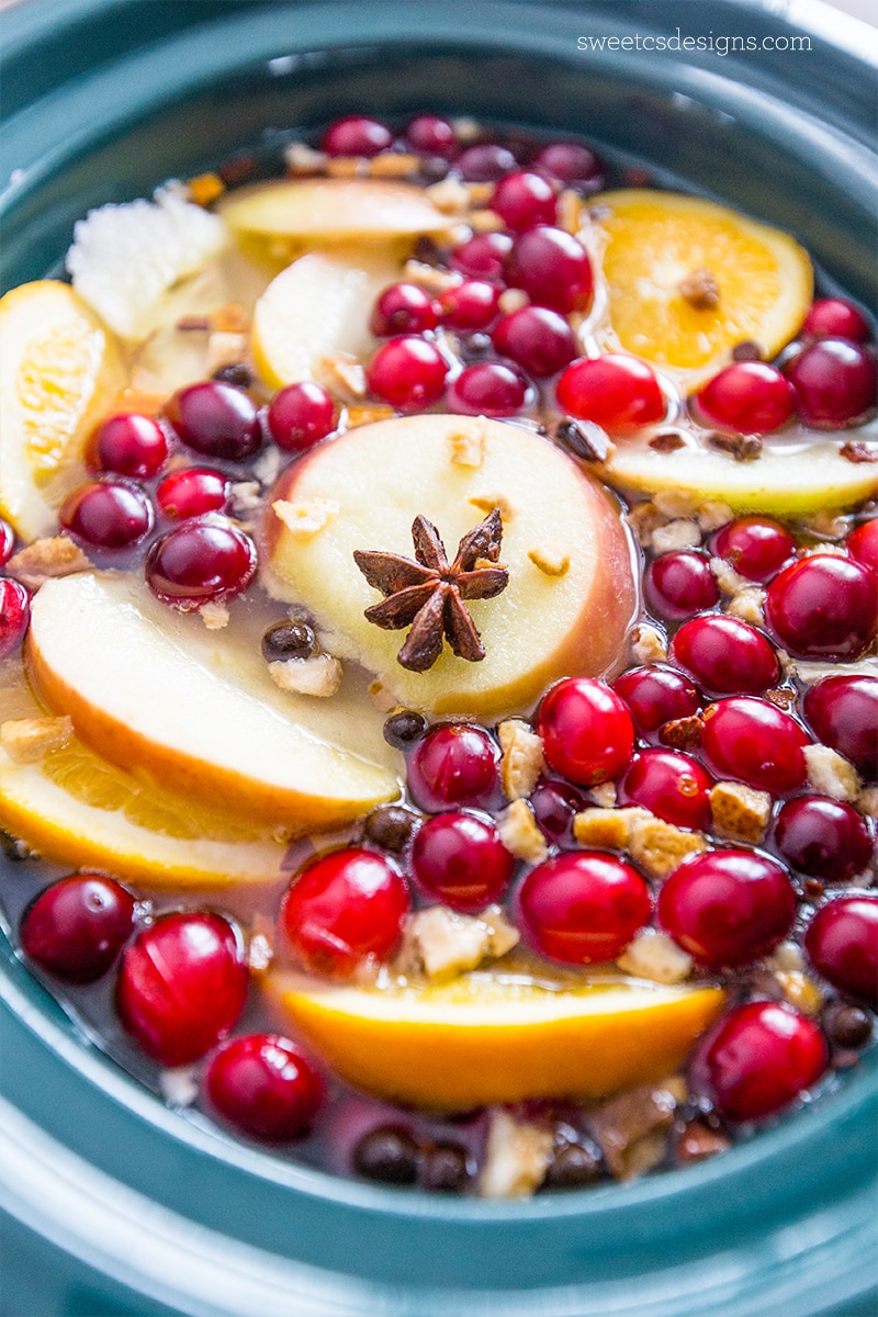 This mulled white wine with ginger peaches and pears is so delicious and easy!