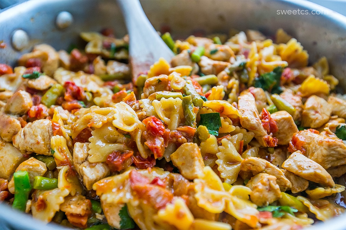 This one pot chicken pasta is to die for! You would never guess the secret ingredient!