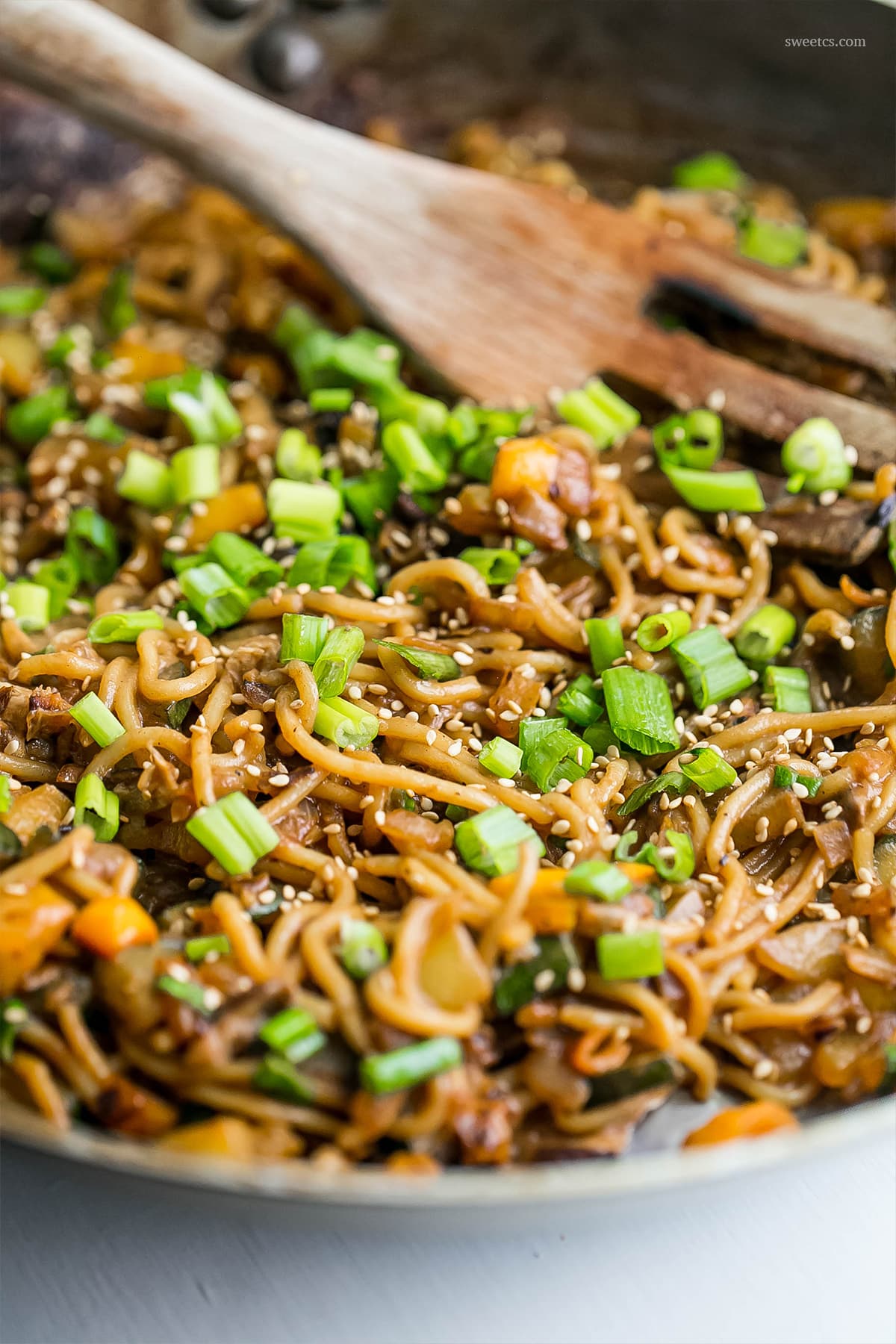 A pan with creamy vegan tahini noodles and vegetables in it.