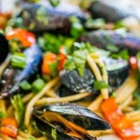 15 minute Drunken Mussels Pasta with peppers.
