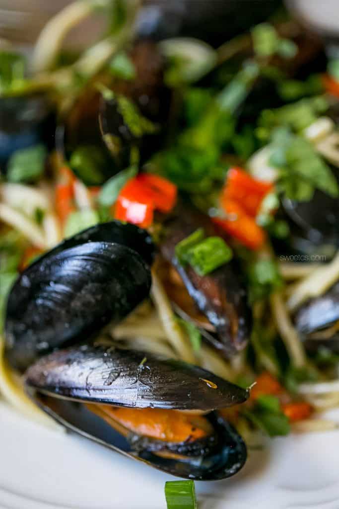 mussels, pepper, noodles, green onions, with parsley on them