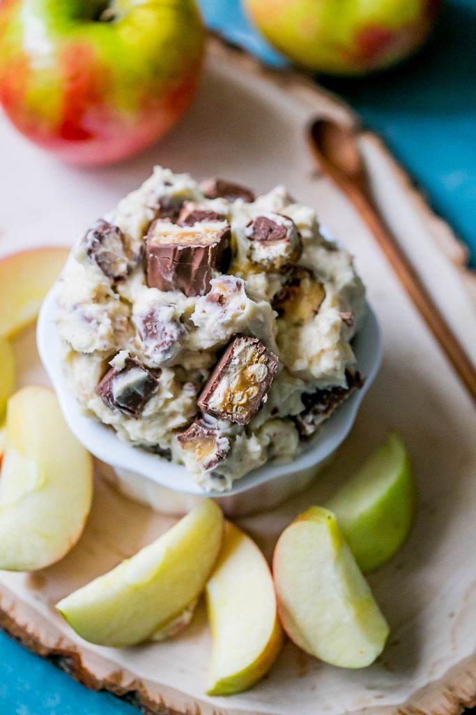 Snickers fruit dip - this is so easy and delicious! 