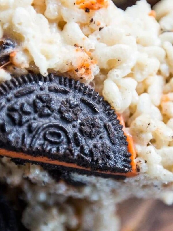 picture of rice krispie treats with halloween oreos