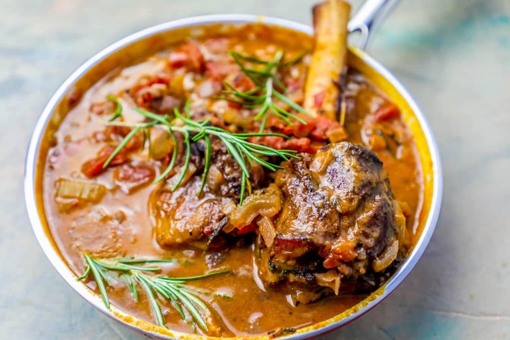 leg of lamb in red sauce with rosemary in it