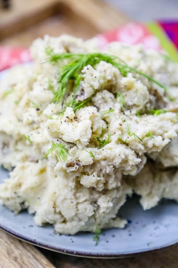 zoomed in potatoes with salt, pepper, and dill in it