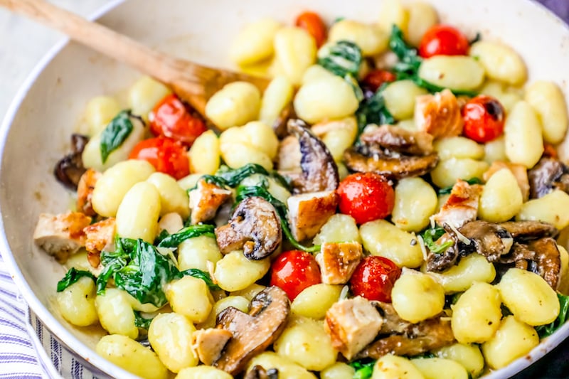 picture of pan with gnocchi mushrooms chicken and spinach in it