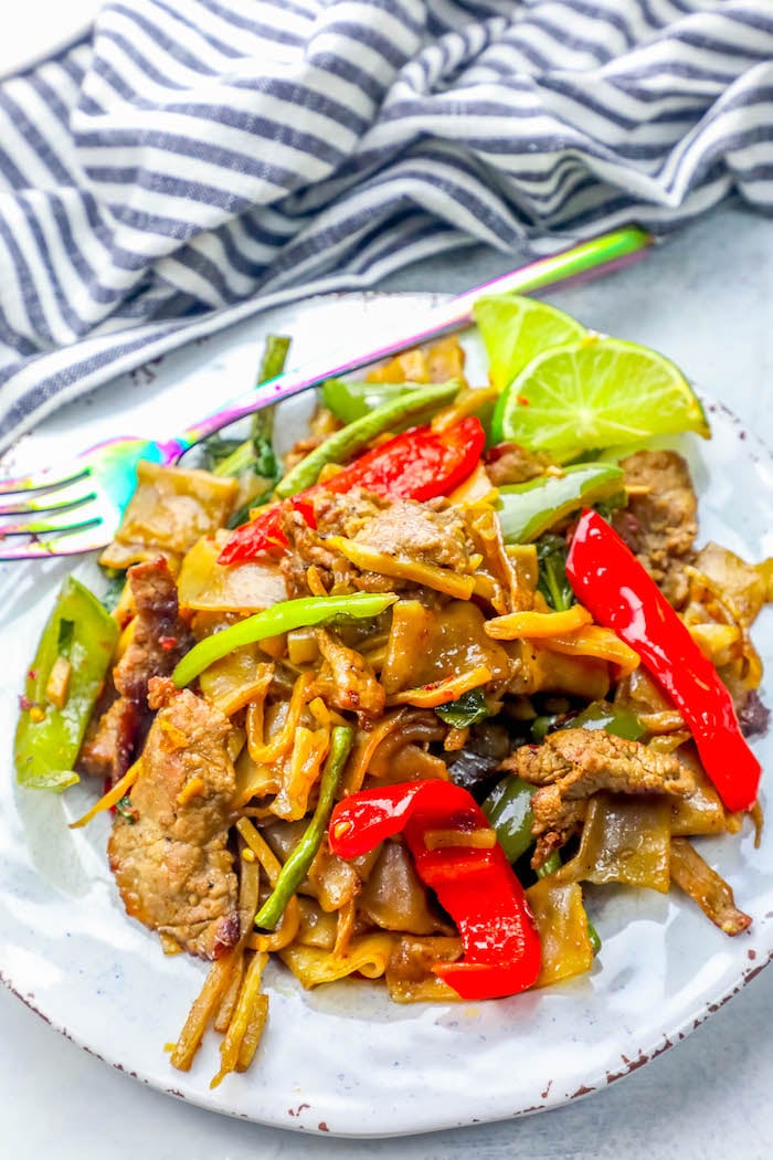 picture of beef drunken noodles in a white bowl 