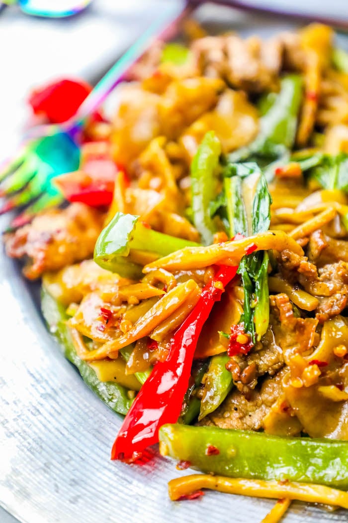 picture of beef drunken noodles on a metal plate