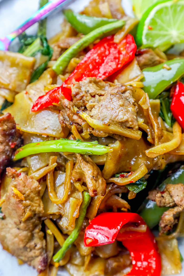 picture of beef drunken noodles in a white bowl 