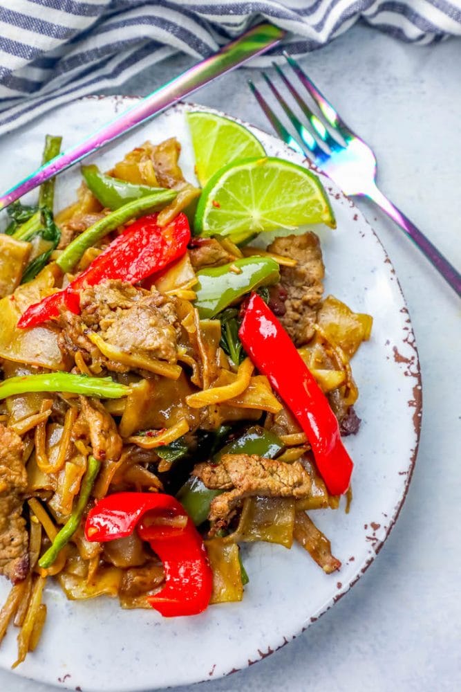 picture of beef drunken noodles in a white plate