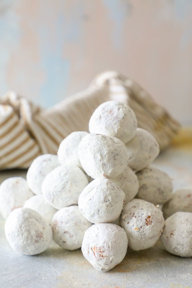 pile of powdered sugar donut holes