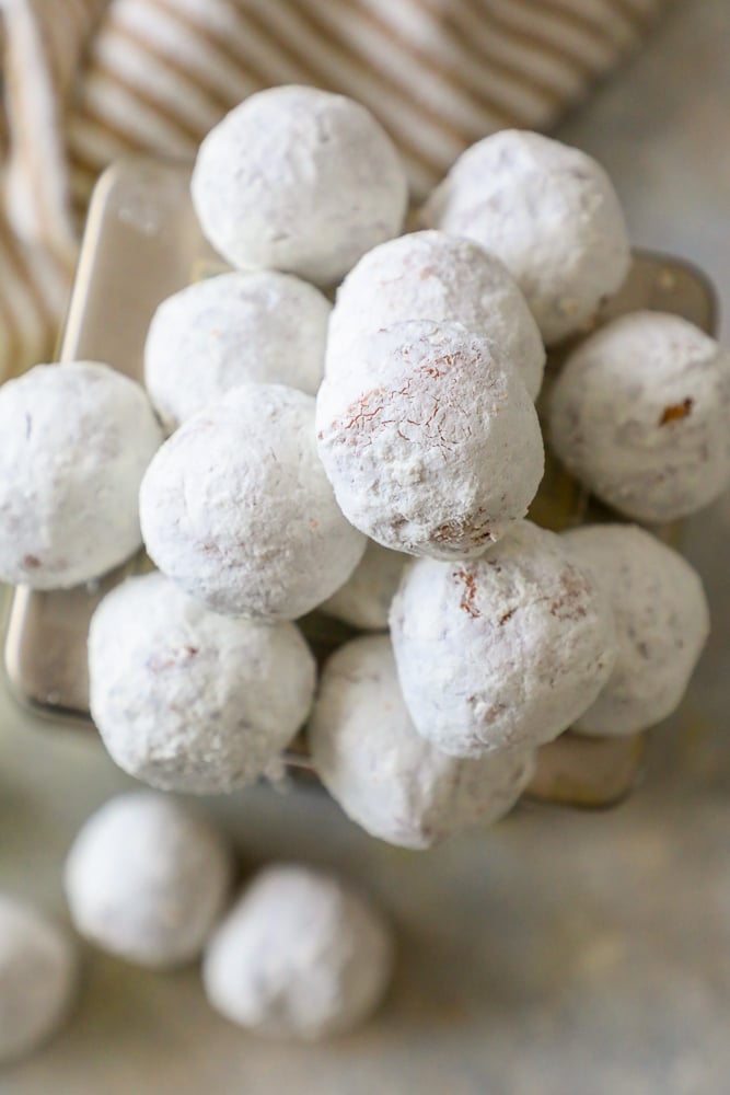 pile of powdered sugar donut holes