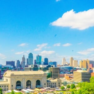 A scenic view of the Kansas City skyline, perfect for visitors seeking a place to eat and explore in Missouri.
