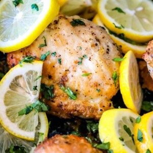 Quick and easy lemon chicken with parsley cooked in a skillet.