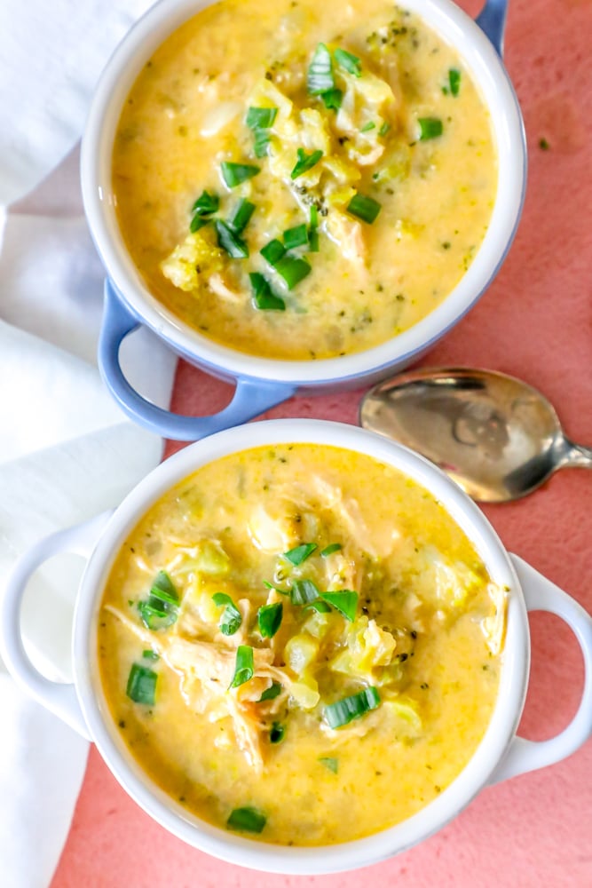 Sopa de pollo y brócoli en cuencos blancos y azules en una imagen de mesa