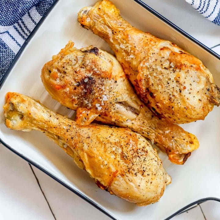 picture of chicken drumsticks in a white dish