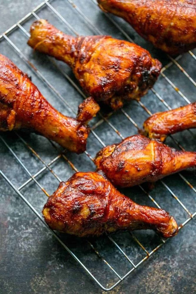 Picture of baked bbq chicken drumsticks on wire rack