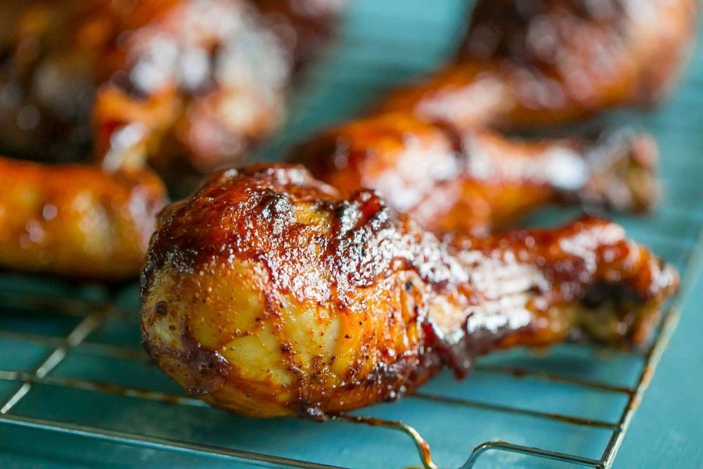 Picture of baked bbq chicken drumsticks on wire rack