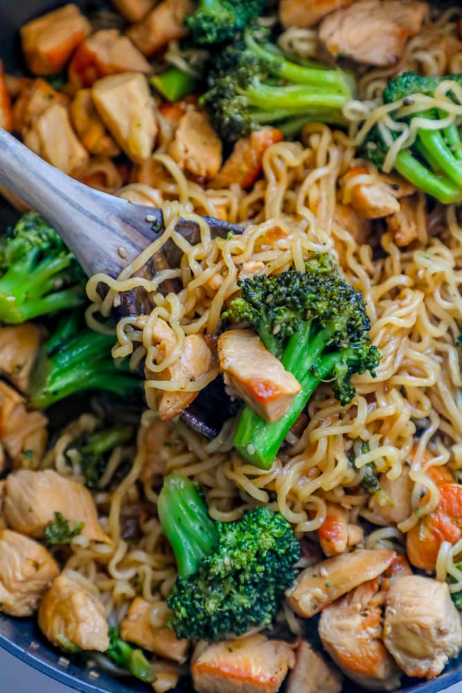 noodles with chicken and broccoli