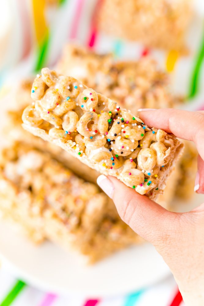 hand holding cheerio no bake treat picture
