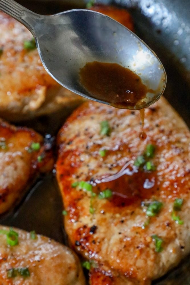 pork chops with garlic glaze and green onions