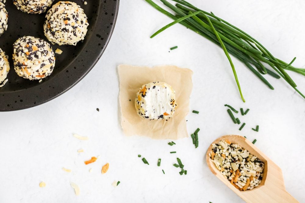 picture of fat bombs in everything bagel seasoning on a plate with chives 