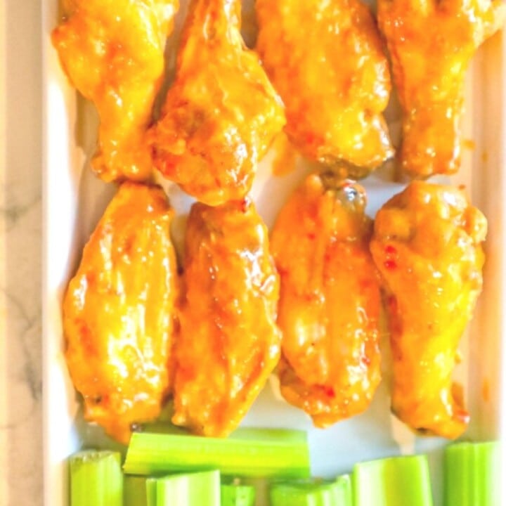 picture of buffalo wings on a plate with celery