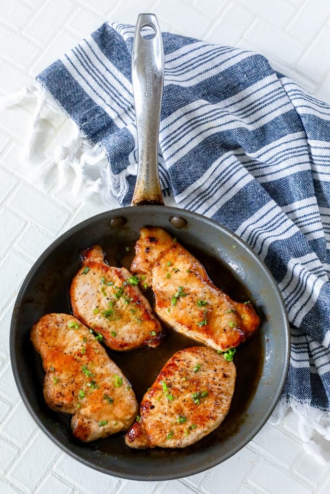 4 pork chops with garlic glaze and green onions