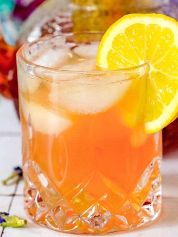 A glass of sparkling tea and tonic with a hint of Earl Grey, garnished with a slice of lemon.