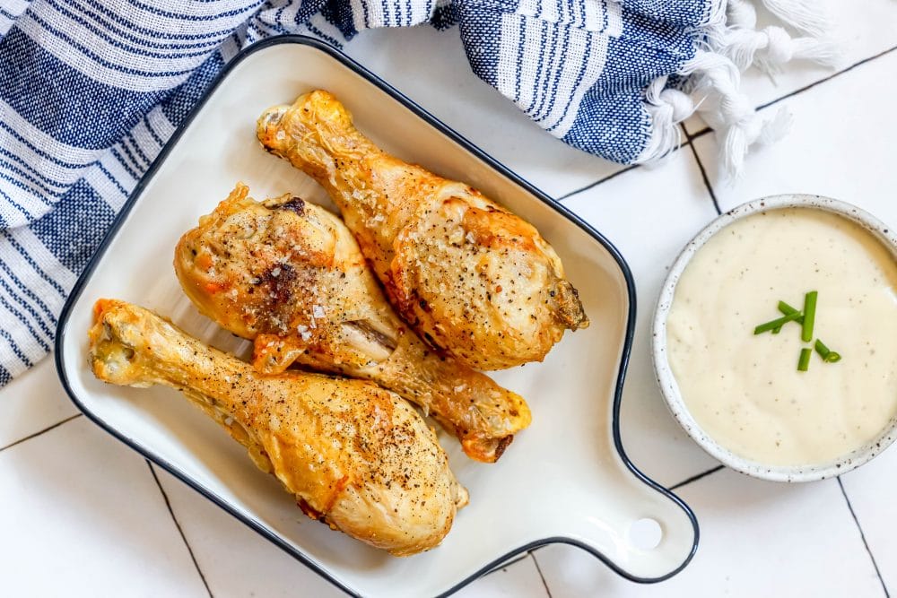 picture of chicken drumsticks sitting in a white dish