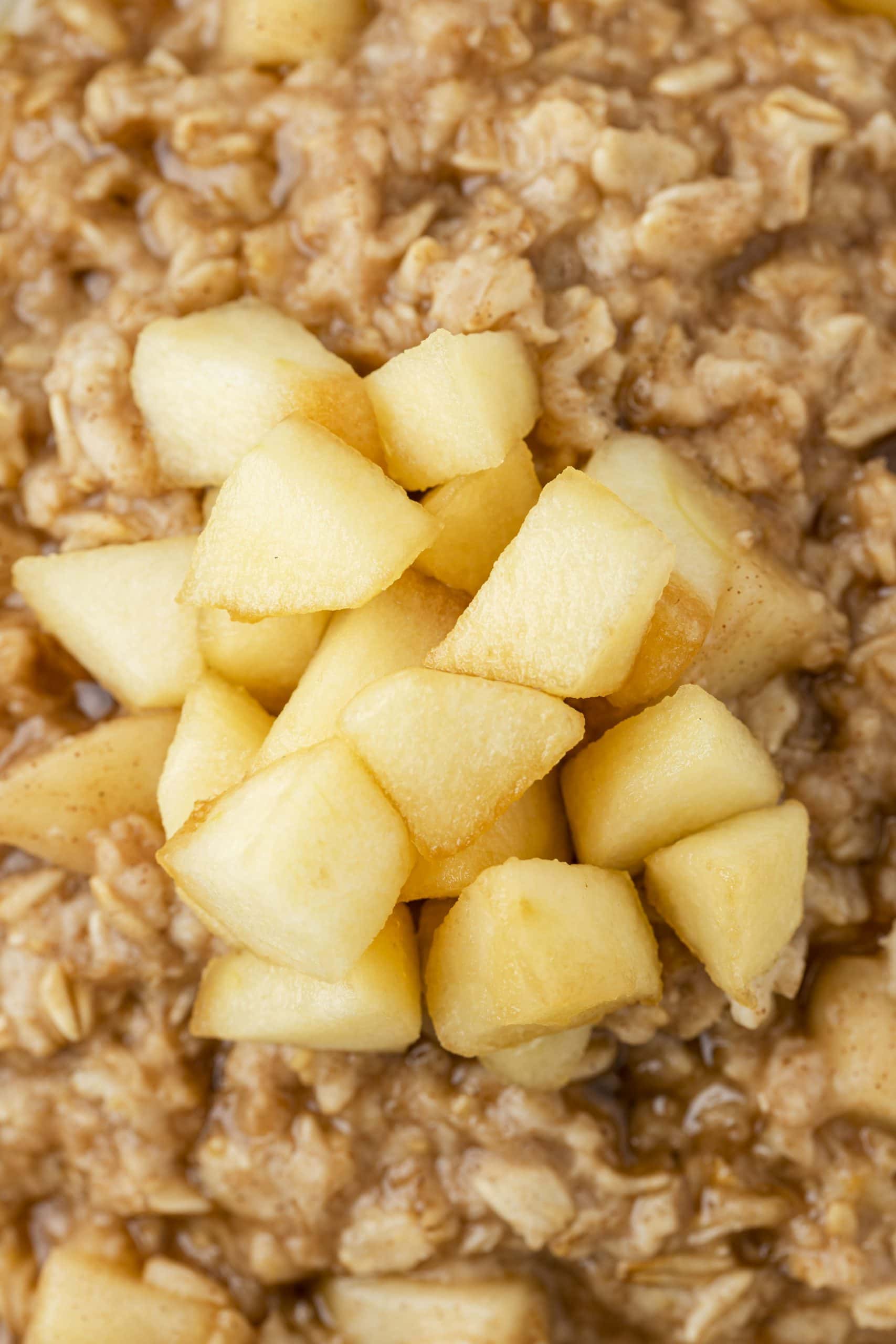A Cinnamon Apple Pie Oatmeal recipe with apples on top.
