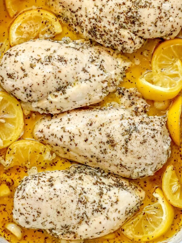 Baked chicken breasts with lemon slices.