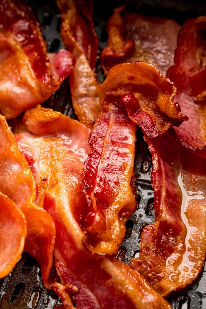 picture of bacon in an air fryer basket