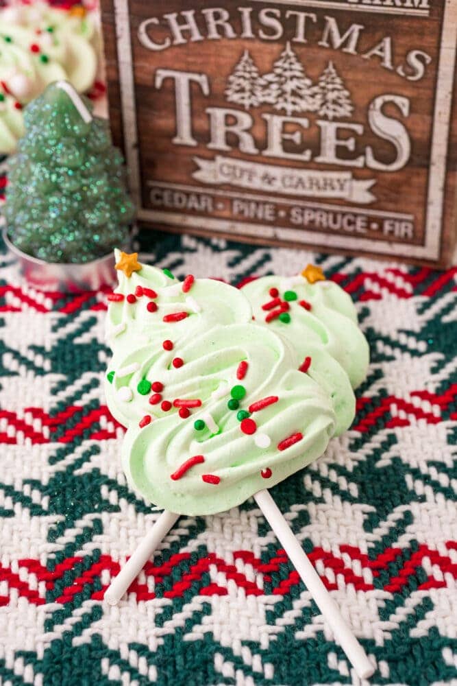 picture of meringue christmas tree cookie pops