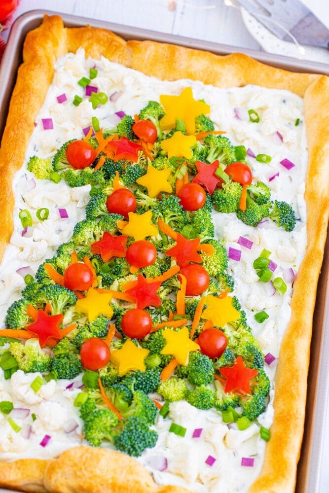 picture of vegetable pizza that looks like a christmas tree