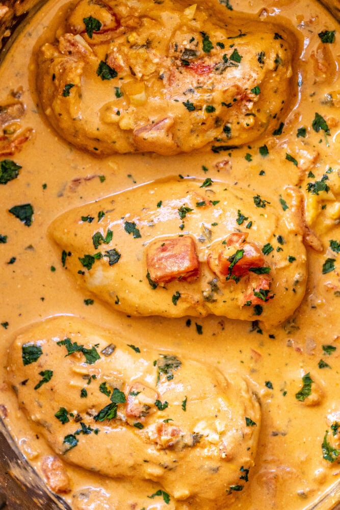 picture of creamy tomato basil chicken in a slow cooker