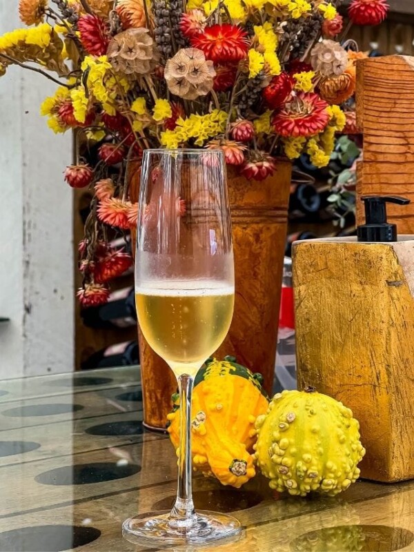 picture of mead in a champagne glass