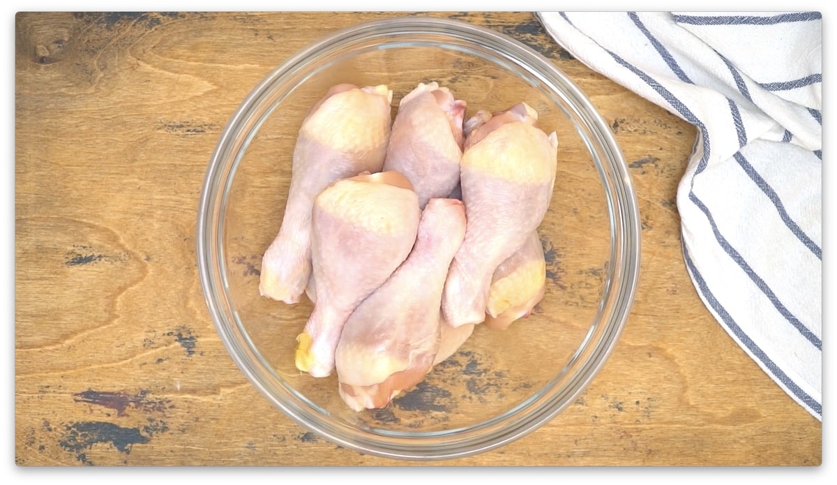 picture of raw chicken drumsticks in a glass bowl