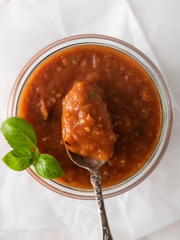 picture of roasted tomato marinara sauce in a jar