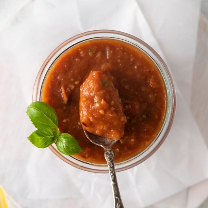 picture of roasted tomato marinara sauce in a jar