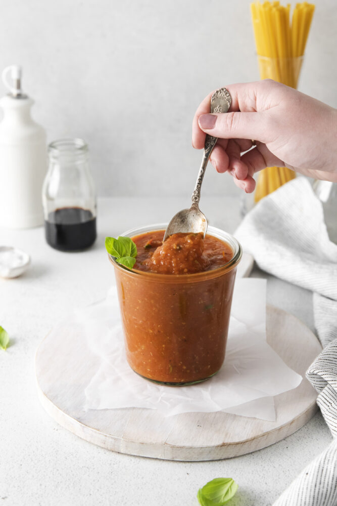 picture of roasted tomato marinara sauce in a jar 