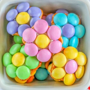 picture of easter pretzel candy in a white bowl