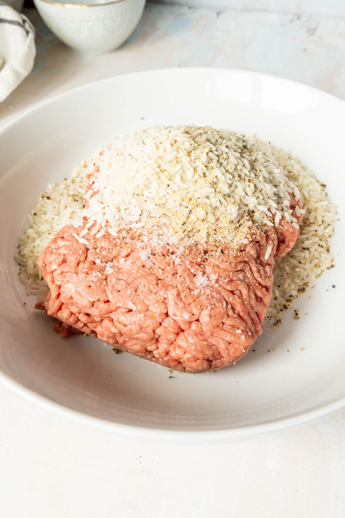 picture of ground beef, rice, garlic powder in a bowl