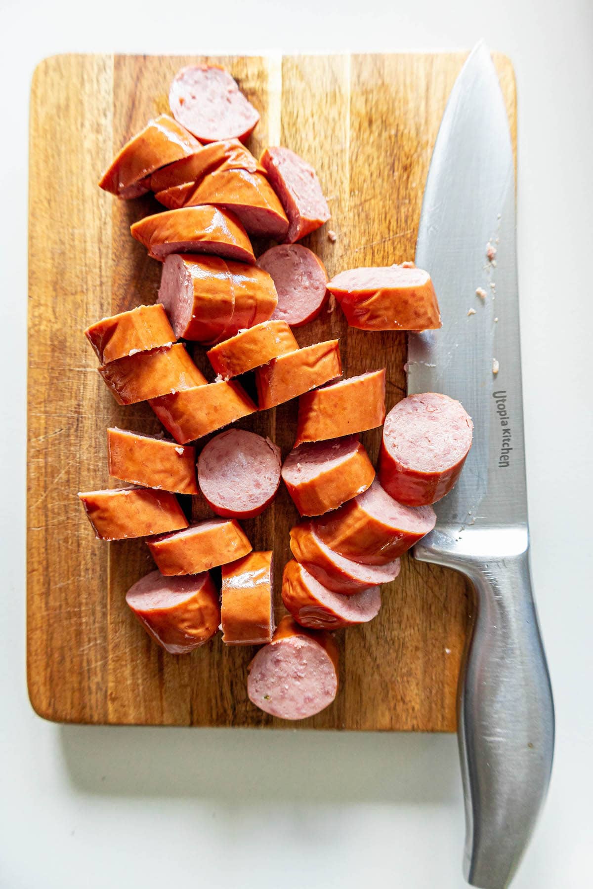 picture of sliced turkey kielbasa on a cutting board